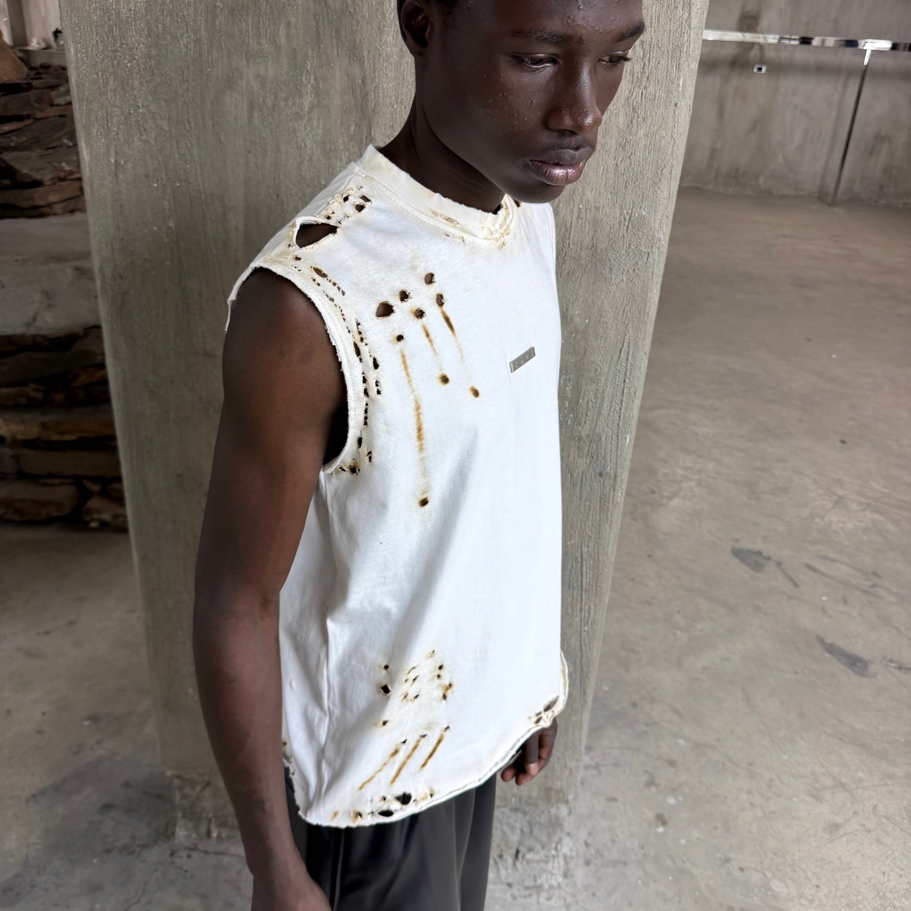 WRECKED SLEEVELESS SHIRT