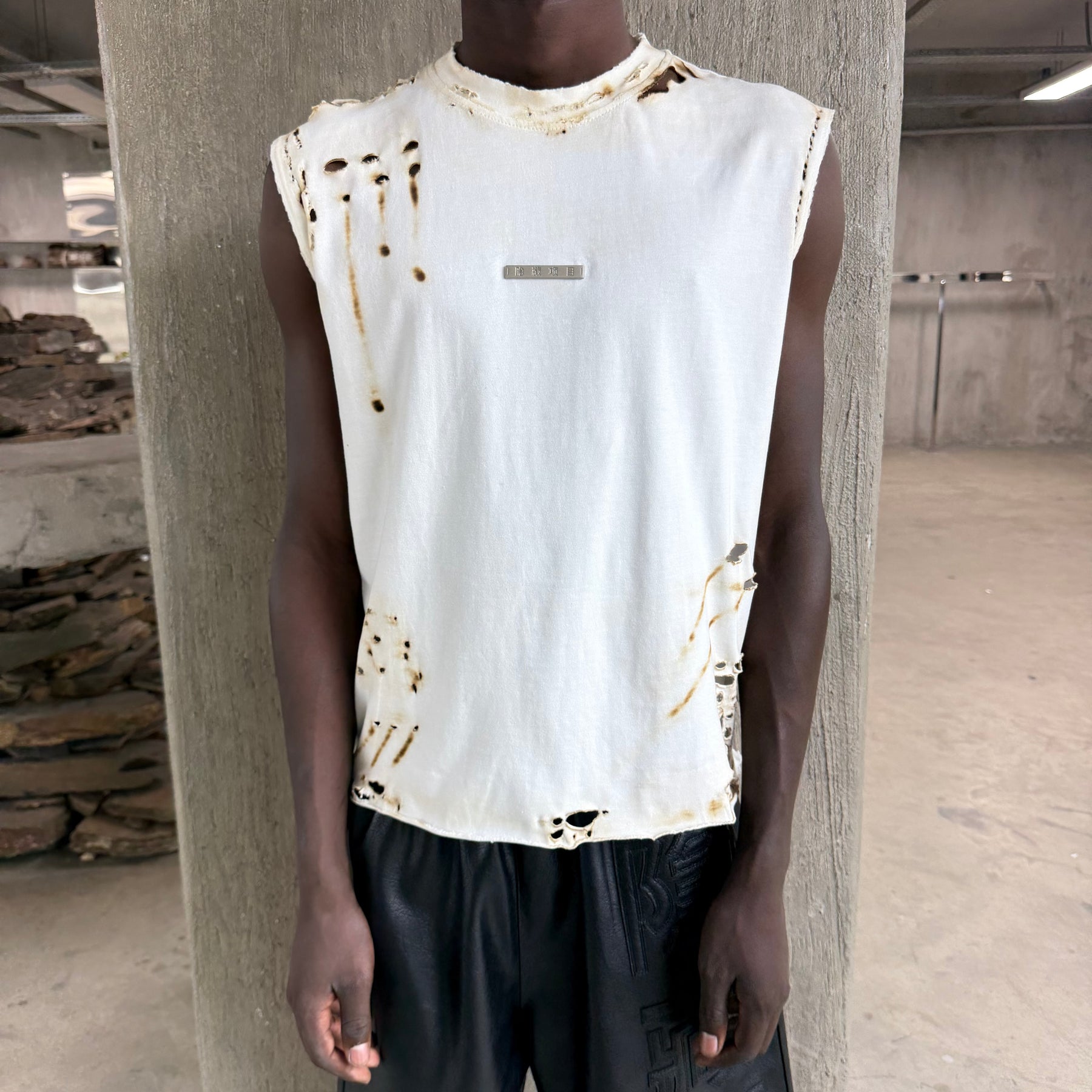 WRECKED SLEEVELESS SHIRT