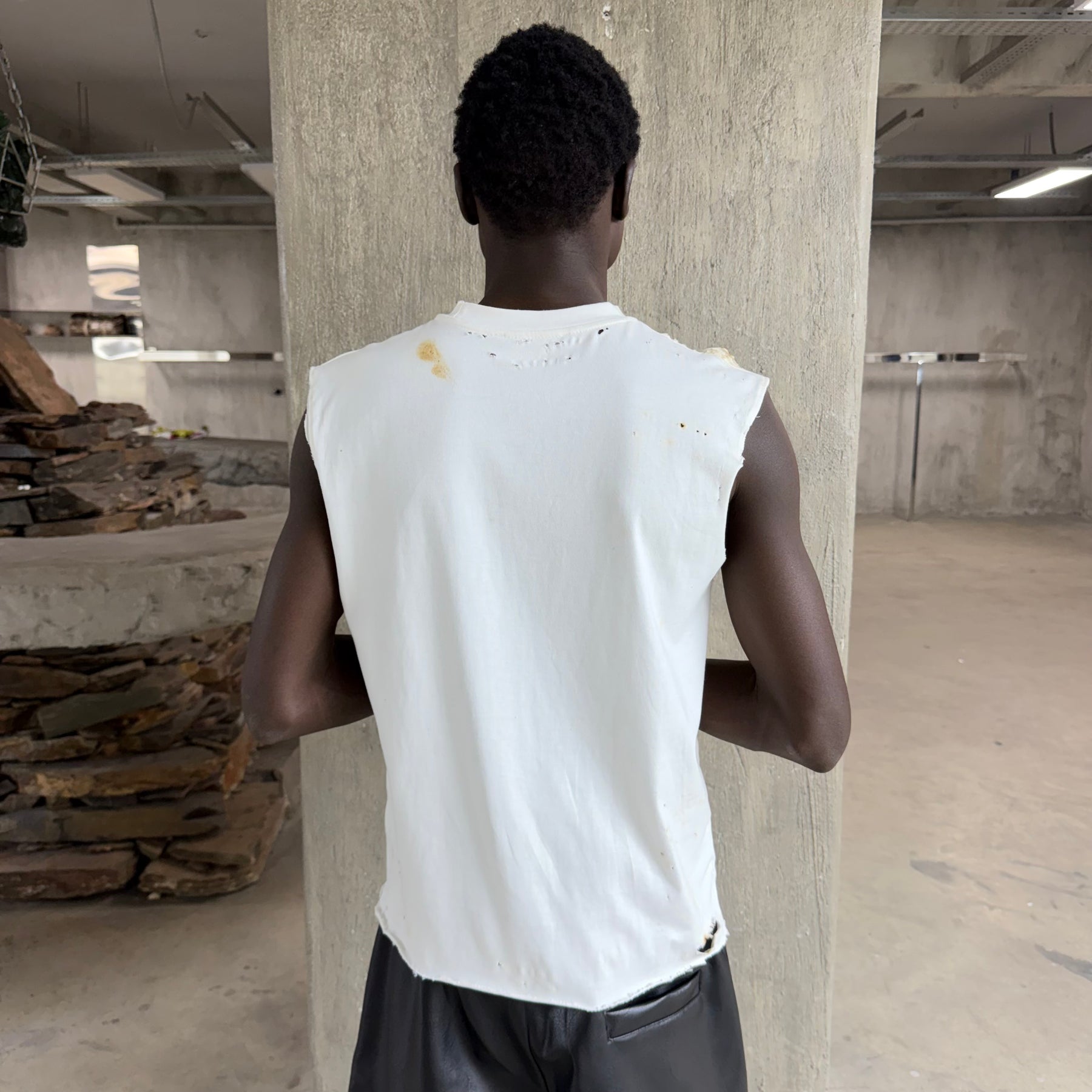 WRECKED SLEEVELESS SHIRT