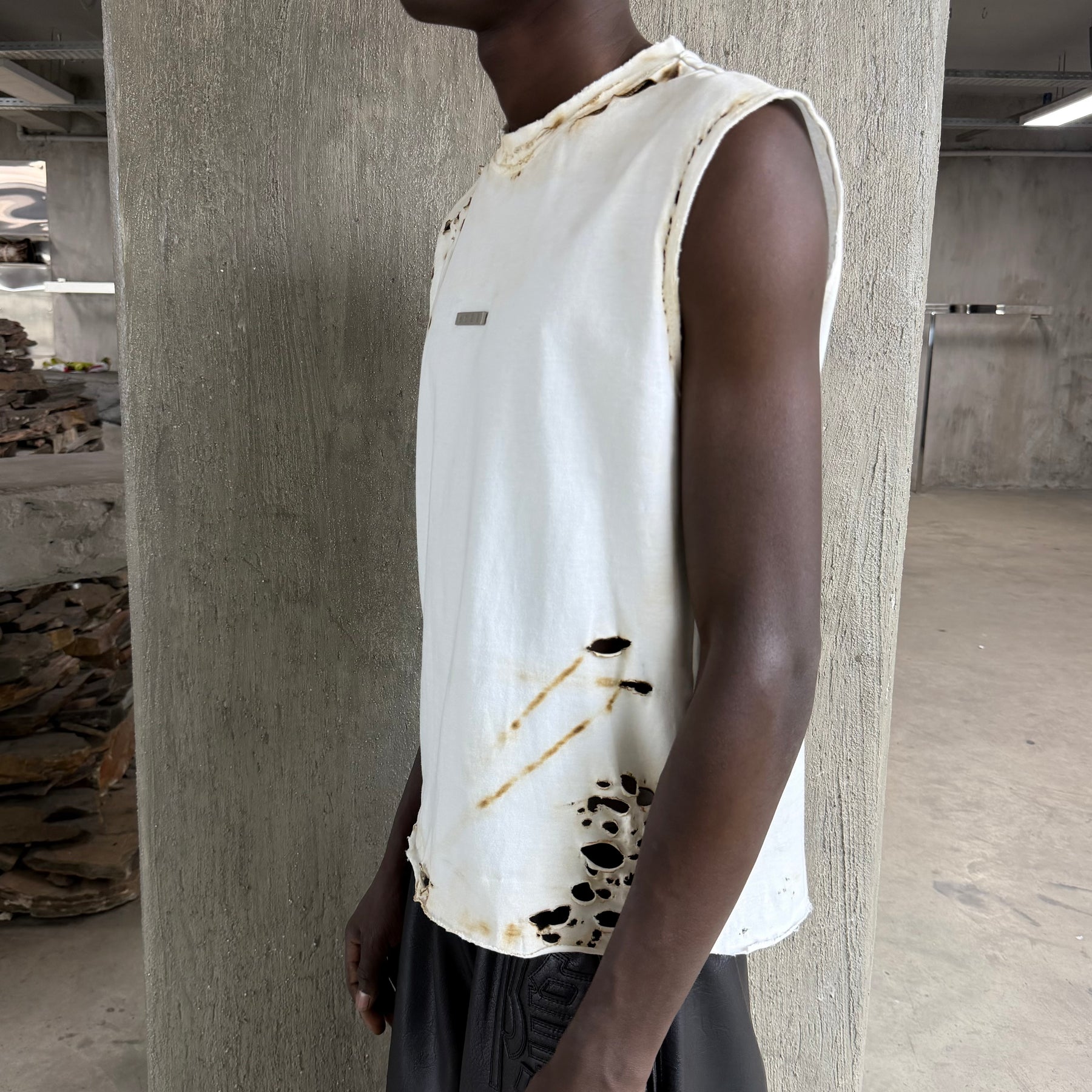 WRECKED SLEEVELESS SHIRT