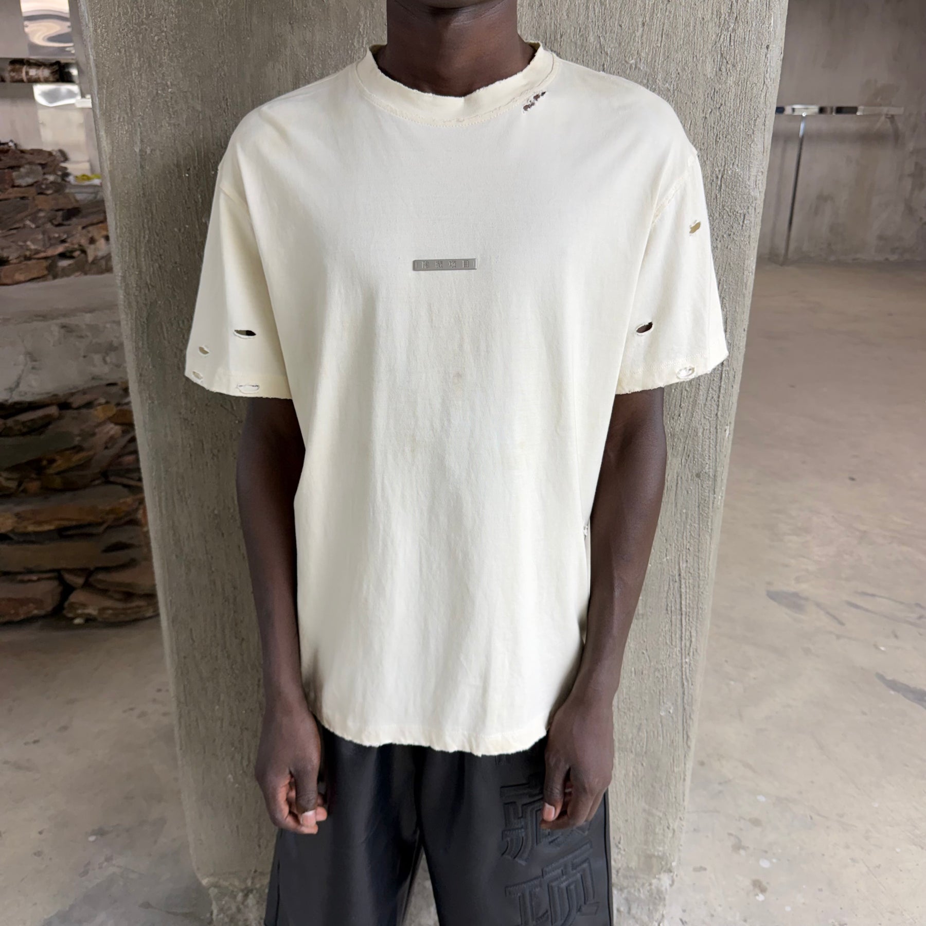 FADED DISTRESSED ESSENTIAL TEE