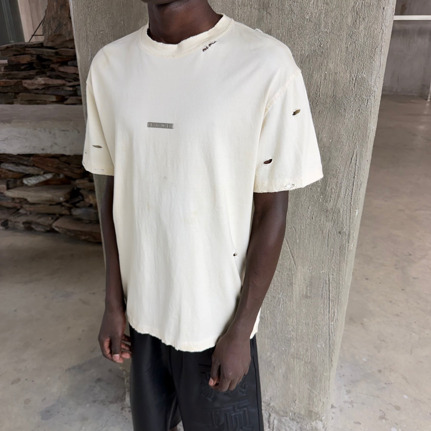 FADED DISTRESSED ESSENTIAL TEE
