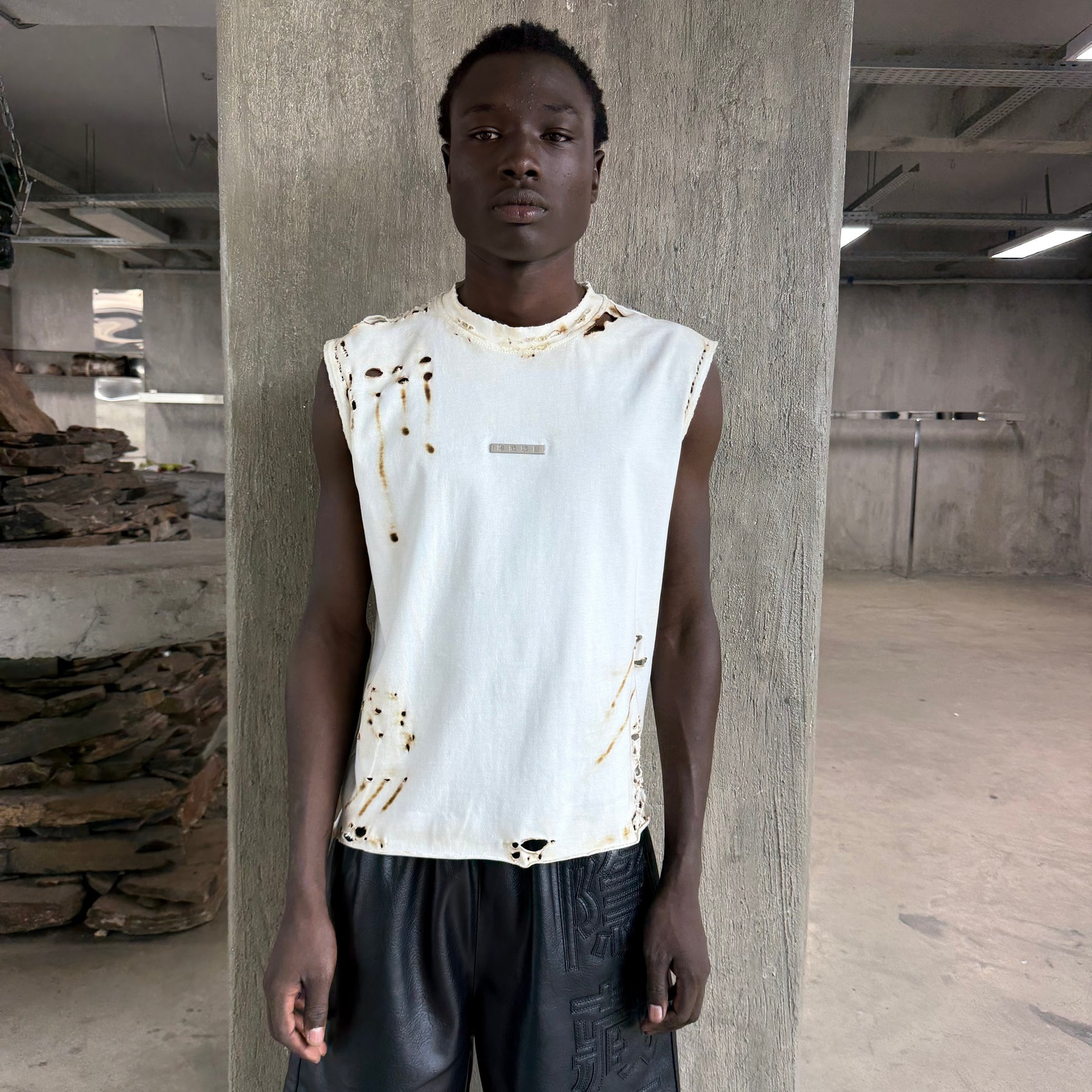 WRECKED SLEEVELESS SHIRT