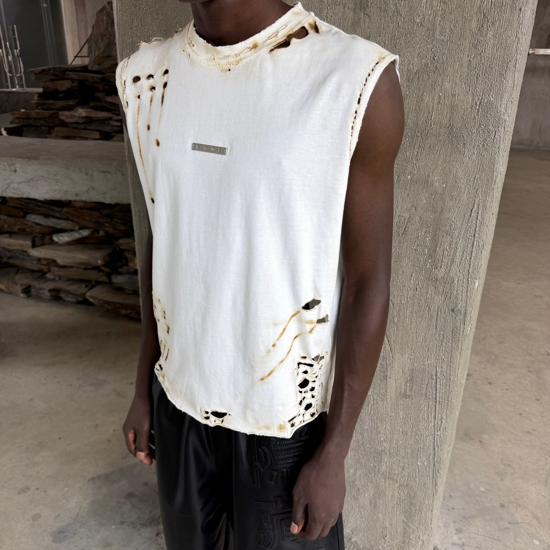 WRECKED SLEEVELESS SHIRT