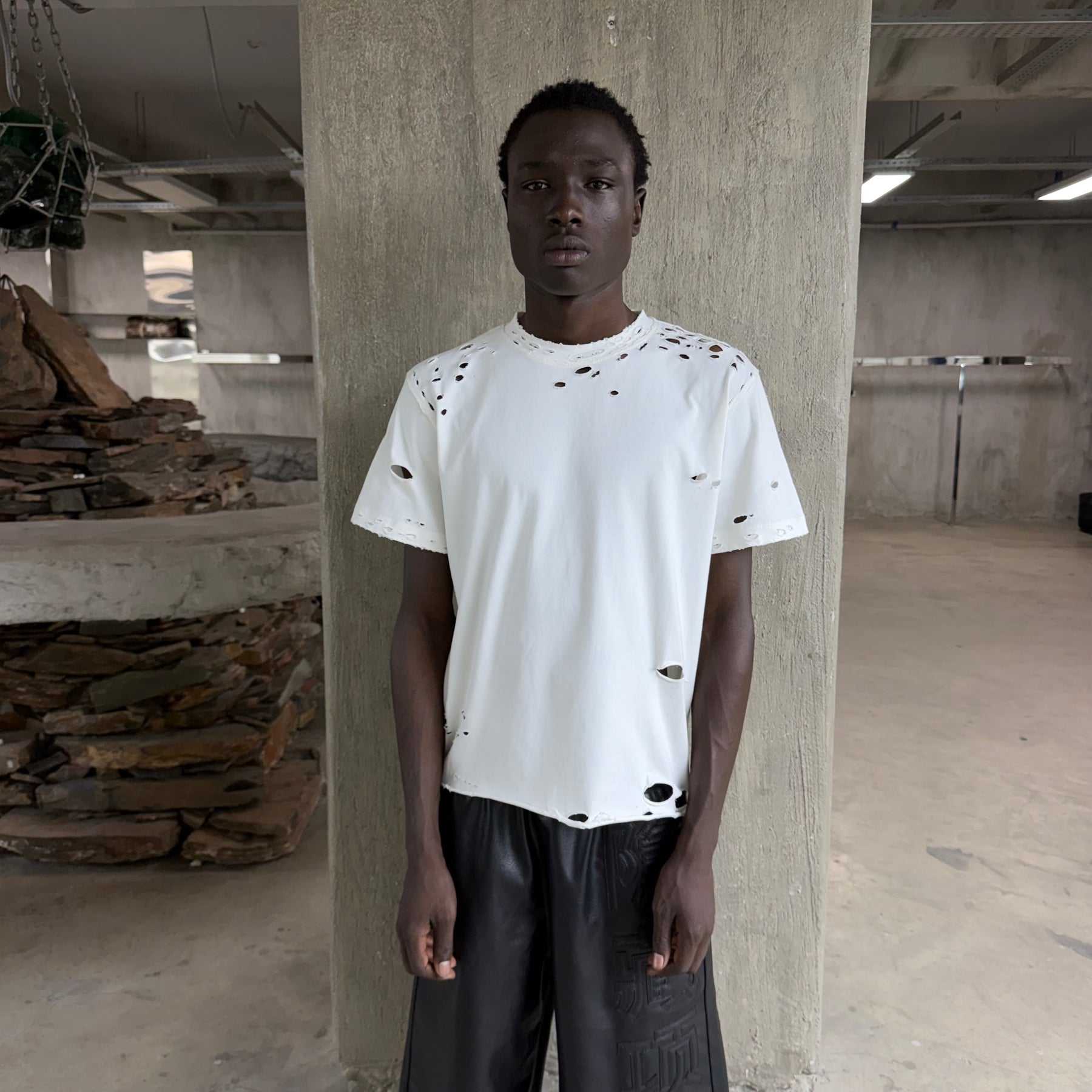 OG DISTRESSED ESSENTIAL TEE